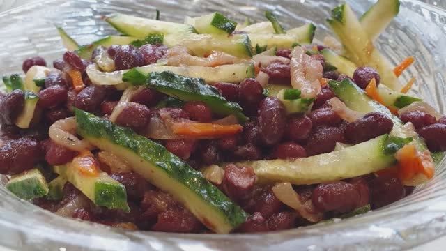 Полезный и лёгкий салат из фасоли с морковью, луком и свежими огурцами.
