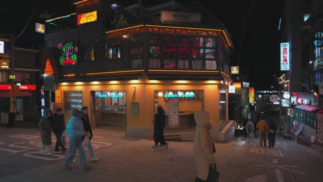 🇰🇷 Сеул, Корея - прогулка по ночному Сеулу от Итэвона через Кённидан-гиль до Хэбанчхона / 2026 смотреть онлайн