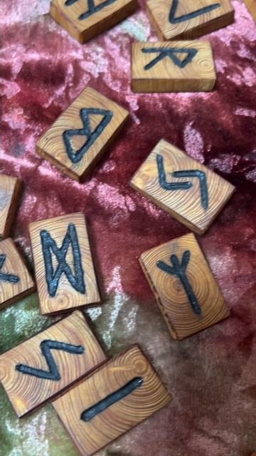 Руны Футарка из вековой лиственницы Единственные в своем роде