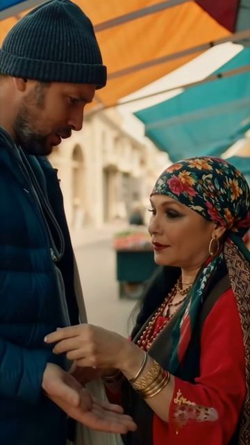 Циганка гадает по руке мужику