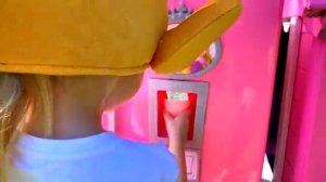 Настя и папа играют в ресторан (360p)