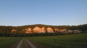 Краснопёрка пришла на нерест у белых скал