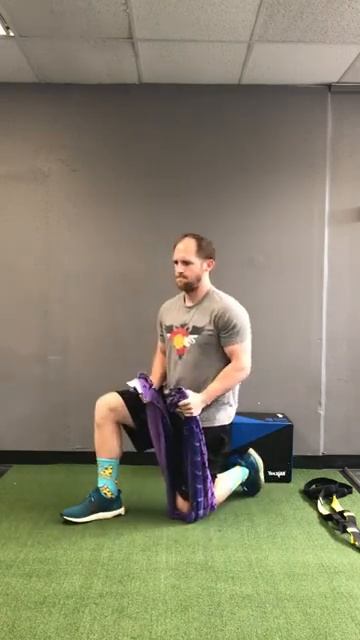 Изомтерические сгибания на бицепс с полотенцем / Towel Isometric Biceps Curls смотреть онлайн