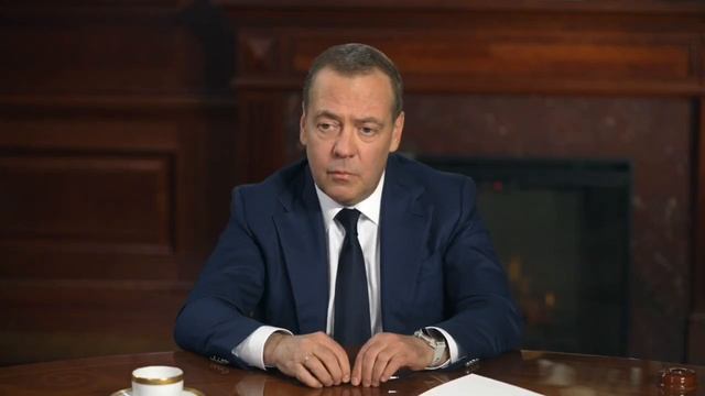 Дмитрий Медведев в интервью сказал о том, что защищаем сейчас свою страну от внешней угрозы смотреть онлайн