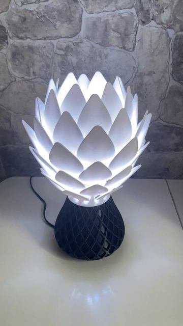 Настольная лампа в работе