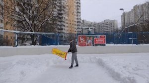 Разминка с фитнес флагами на спортплощадке