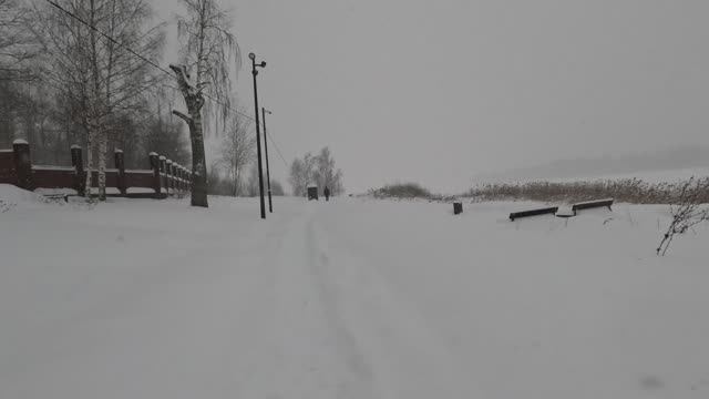 Наконец то мы прорвались до набережной Солнечногорска.Но легче не стало.Дорога вдоль берега исчезла. смотреть онлайн