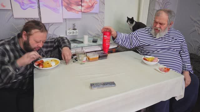 Суровая жизнь сибирских пенсионеров и сына зимой ПОДВАЛ ИЛЬИЧА смотреть онлайн