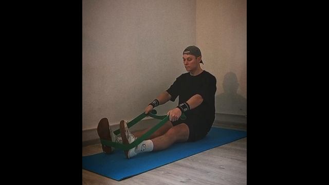 Горизонтальная тяга с резинкой сидя на полу