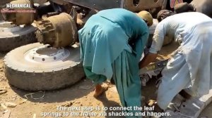 Пакистанская мастерская выпрямляет погнутое шасси грузовика