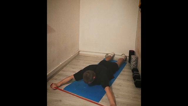 Повороты рук с резинкой за спину лежа на животе лицом вниз