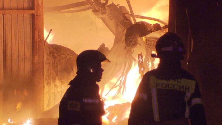 На Камчатке загорелся двухэтажный жилой дом, погиб его житель смотреть онлайн