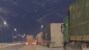 В Нижегородской области из-за сильных снегопадов уже третий день многокилометровые пробки на...