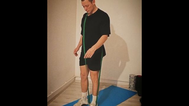 Выпады назад с резинкой через плечо