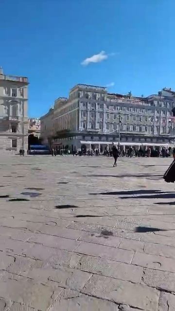 Парад в Солнечном Триесте (Италия) смотреть онлайн