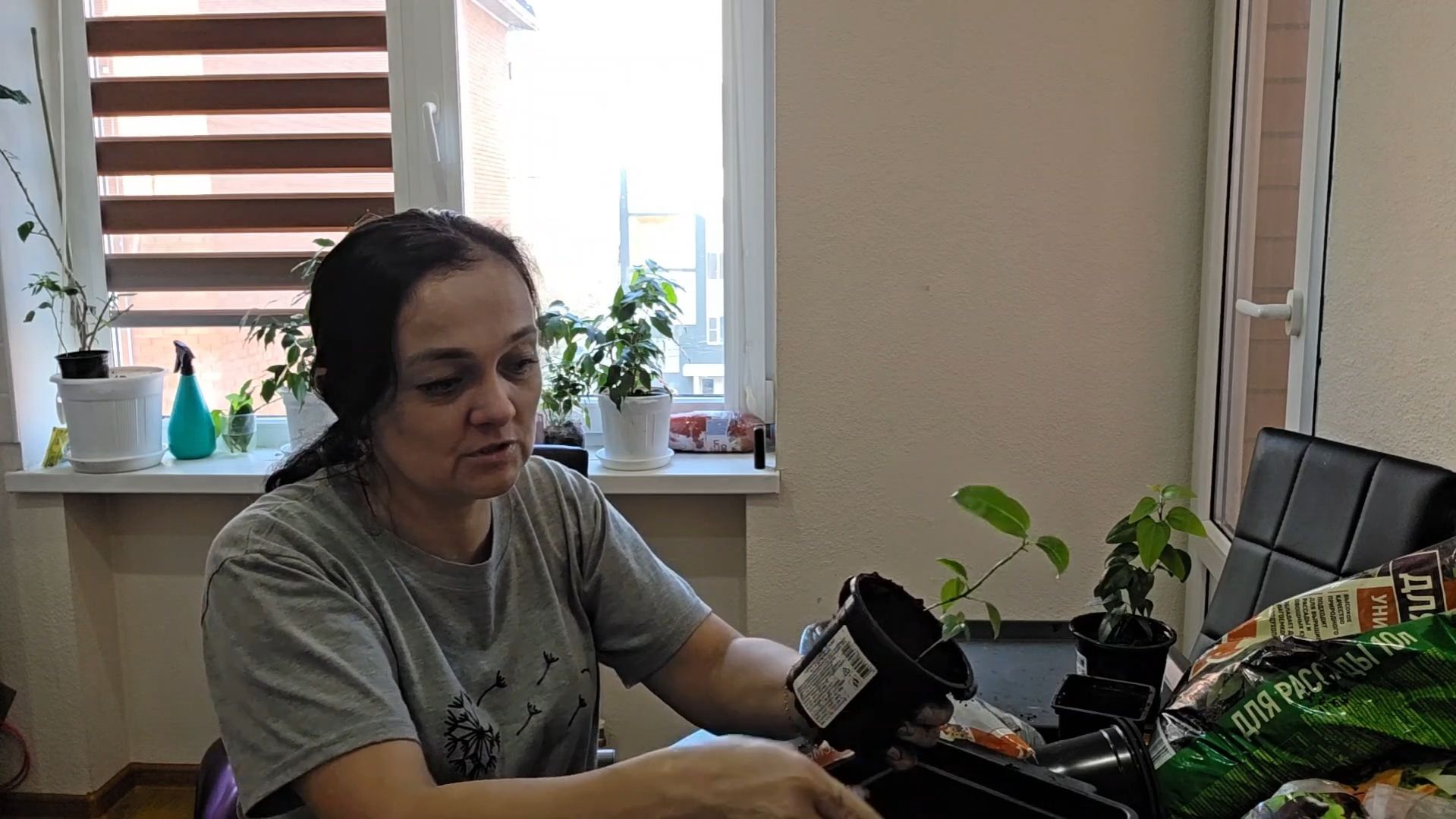 320 САЖАЮ ЦВЕТЫ И РАССКАЗЫВАЮ ПРО ДАЧУ В КАЗАХСТАНЕ. КОМУ РАНО, А НАМ ПОРА. Жизнь на юге. смотреть онлайн