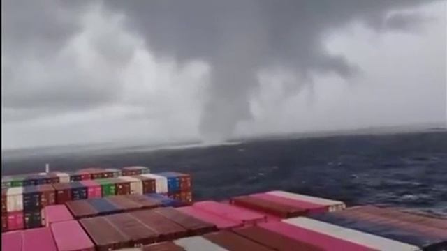 Водяной смерч в Бермудском треугольнике (Атлантический океан, 31.01.2026). смотреть онлайн