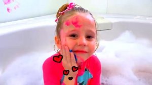 Настя и песенка про ванную с игрушками (360p)