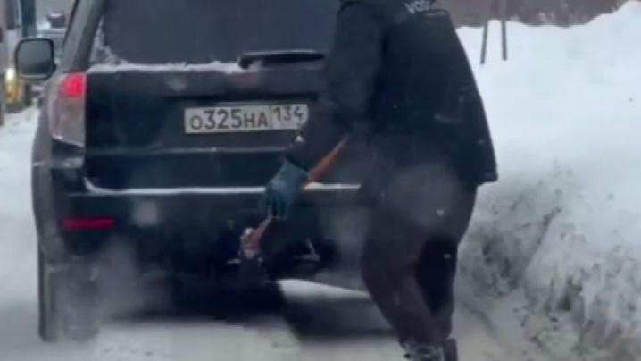 В подмосковных Химках водитель катал по городу сноубордиста, привязав к машине смотреть онлайн