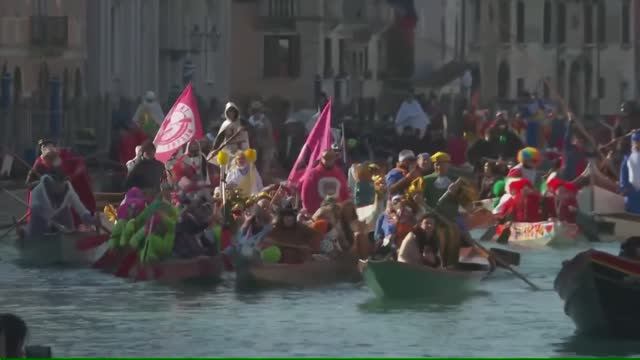 Венецианский карнавал 2026 - Красочный водный парад открывает Фестиваль Олимпийской тематики, 01.02 смотреть онлайн