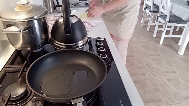 Какой вкусный обед приготовила...ммм... куриные отбивные с необычным гарниром смотреть онлайн