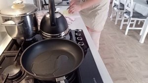 Какой вкусный обед приготовила...ммм... куриные отбивные с необычным гарниром