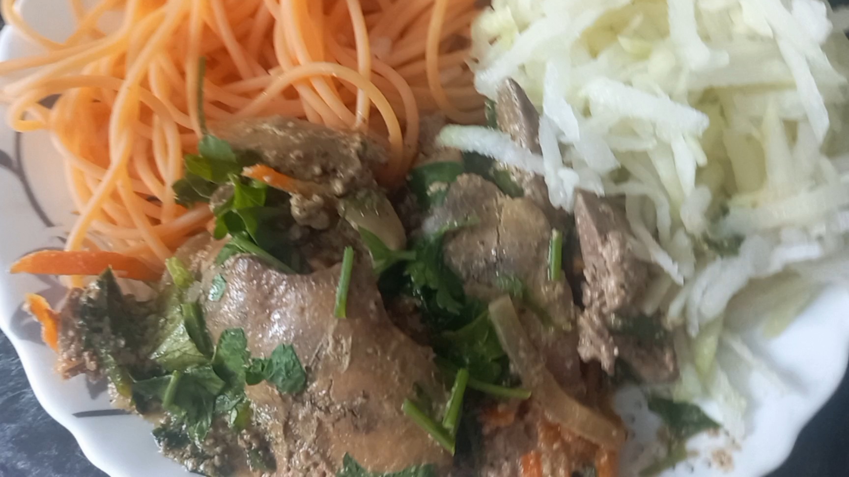 Тушёная куриная печень с гороховой лапшой. Рецепты для диабетиков