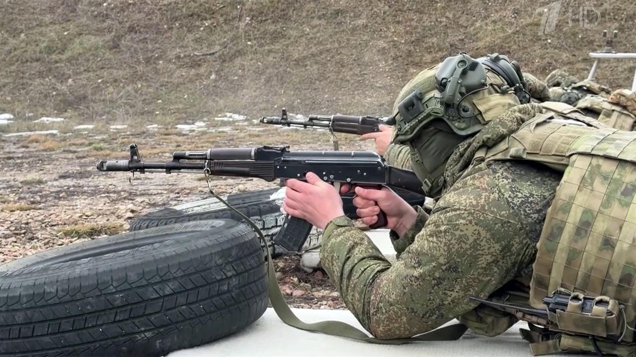 Все больше желающих приходит в пункты отбора на контрактную службу по всей стране. смотреть онлайн