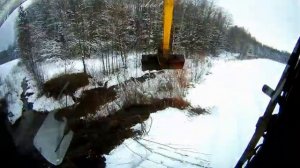 Чистим отводную канаву длинноруким экскаватором