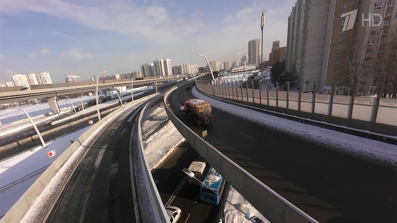 В Москве запустили движение по новым путепроводам на пересечении Южной рокады и МСД. смотреть онлайн
