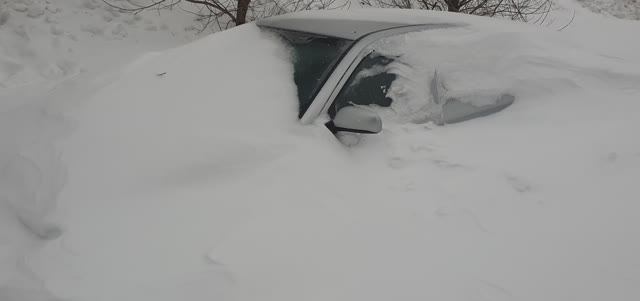 Закопанная машина в снегу. Последствия снежной бури метели в Казани. Руслан Михайлов смотреть онлайн