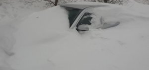 Закопанная машина в снегу. Последствия снежной бури метели в Казани. Руслан Михайлов