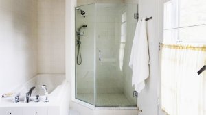 Проверка на прочность: как выбрать хорошую стеклянную душевую кабину