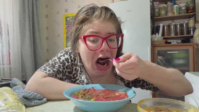 МУКБАНГ РУССКИЙ БОРЩ ПРО БЛОГЕРОВ смотреть онлайн