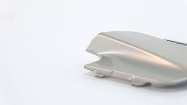 Крышка окна под переднюю буксирную проушину Lada Vesta SW Cross крашенная 691 Платина Код: 31534 Крышка окна под переднюю буксирную проушину Lada Vesta SW Cross крашенная 691 Платина Код: 31534