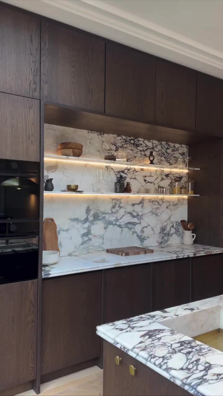 Хотите кухню, которая выглядит дорого, но без космического бюджета? Секрет — не в брендах, а в гр…