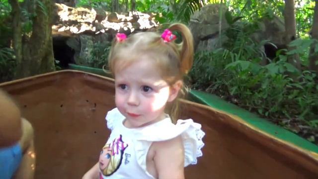 ВЛОГ： интересное путешествие по реке страха в парке ат