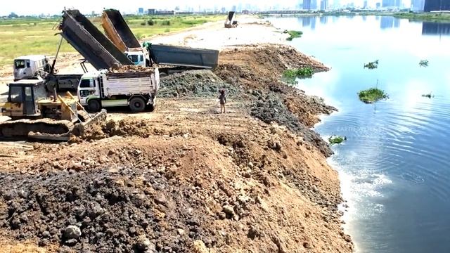 Dump Trucks & Dozer Mission Landfilling in Deep Area Resize Road With Interrible Dir For Fill смотреть онлайн