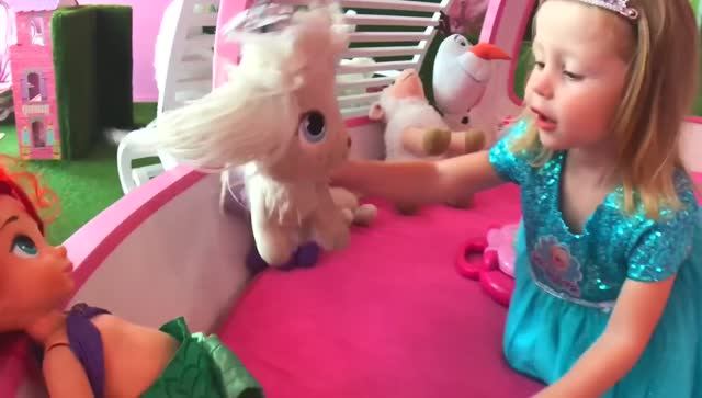 Настя как принцесса Эльза и ТАЙНАЯ КОМНАТА с Каретой смотреть онлайн