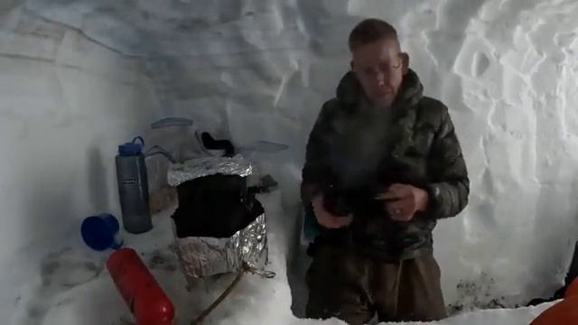 Укрытие под 3 метрами снега  одиночный поход в убежище для выживания во время снежной бури.