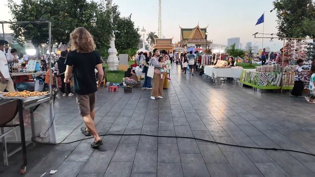 Невероятная уличная еда Камбоджи 😋 Воскресный фудмаркет на набережной Пномпеня 2026 🍜🔥