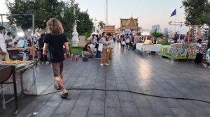 Невероятная уличная еда Камбоджи 😋 Воскресный фудмаркет на набережной Пномпеня 2026 🍜🔥