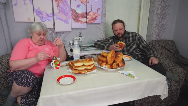 Суровые Сибирские пирожки от мудрой пенсионерки Такие вкусные и сытные ВЫЖИВАНИЕ В ДЕРЕВНЕ смотреть онлайн