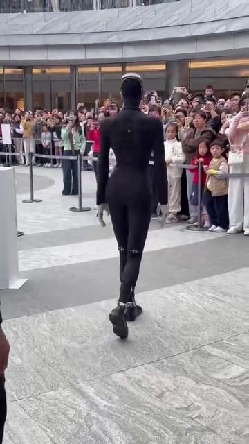 🇨🇳Китайская корпорация Xpeng презентовала своего человекоподобного робота IRON, чья походка… смотреть онлайн