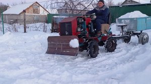 Убираю снег миниТ-150к после снегопада в морозы.