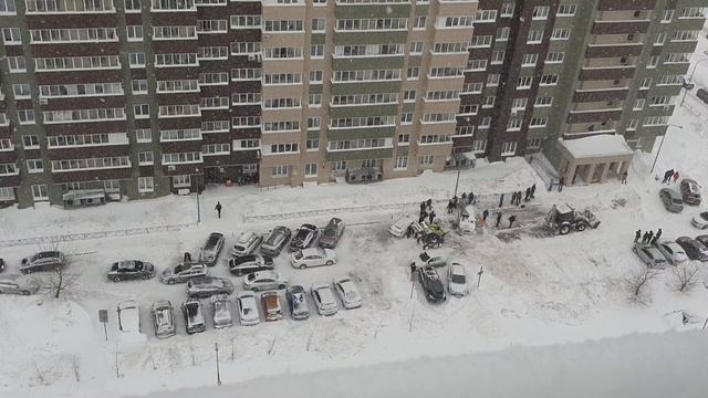Чистка двора от снега в Казани. Казань накрыла зимняя стихия. Руслан Михайлов смотреть онлайн