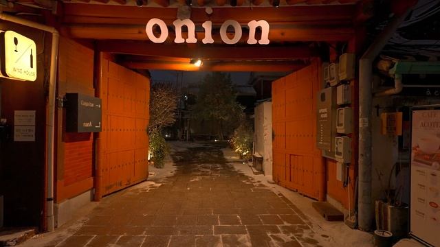 Снежная ночь в Сеуле прогулка по деревне ханок Букчон ❄️ смотреть онлайн