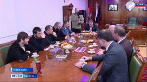 Глава Махачкалы Джамбулат Салавов провел встречу с жителями республики, спасшими людей на воде