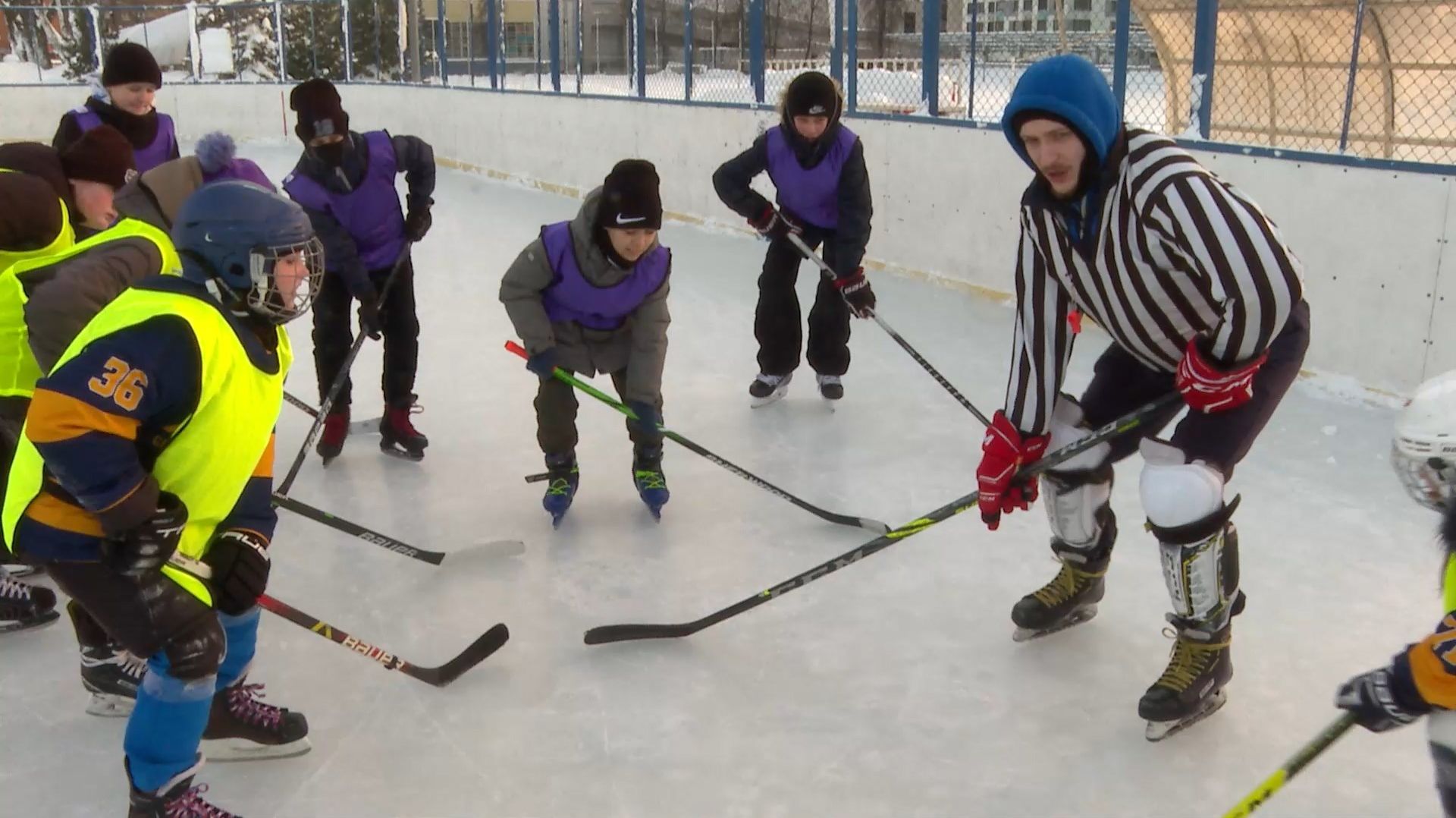 (12+) «Трус не играет в хоккей»: дворовые команды закалялись на стадионе «Торпедо» смотреть онлайн