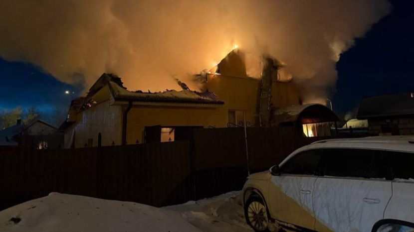 В результате атаки БПЛА на Старый Оскол произошло возгорание частного дома смотреть онлайн